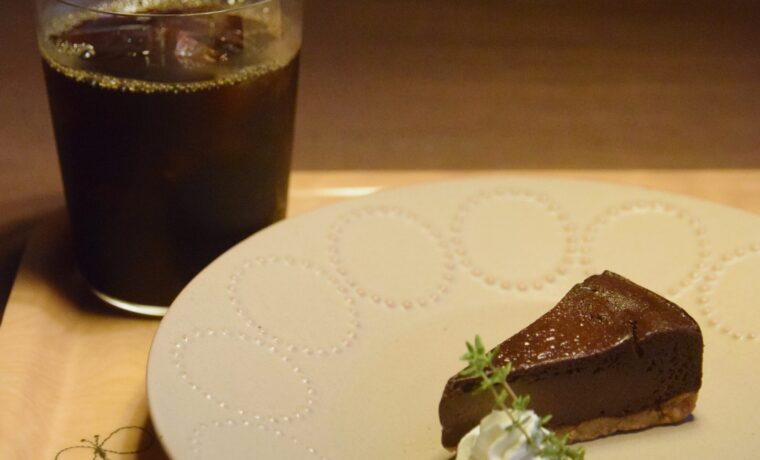 馬喰町『puukuu食堂 プークー食堂』のチョコレートチーズケーキ｜東京カフェ